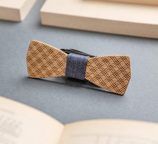 détails noeud papillon en bois