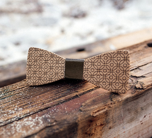 Holzfliege mit schwarzem Band